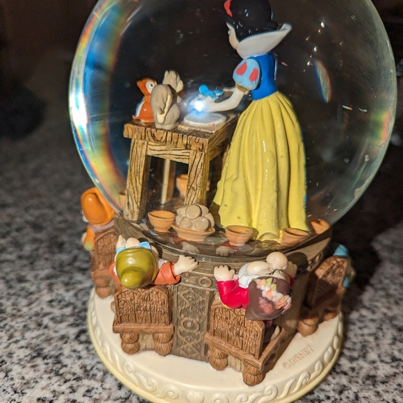 Vintage Snow white glitter globe with music box on bottom - Picture 3 of 8
